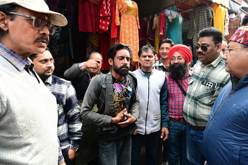 Chain snatching from a woman in broad daylight in Rui Bazar