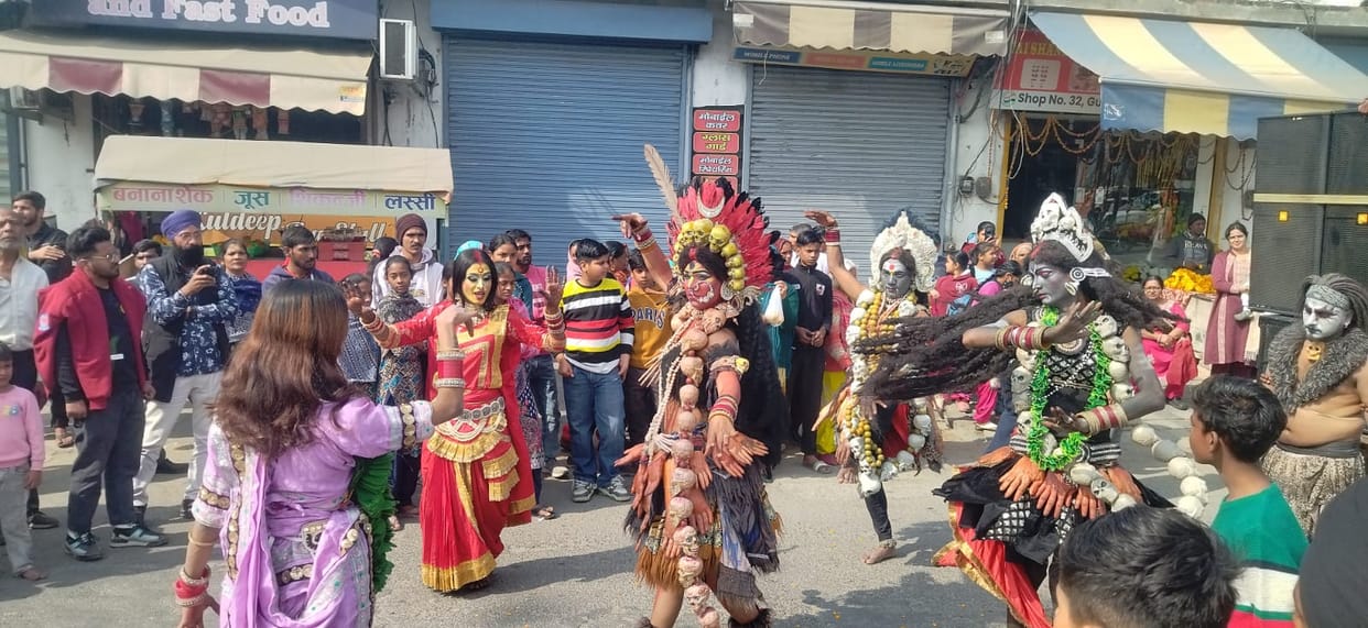 On the lines of Ujjain, the procession of Bhole took place, the holy city became filled with Shiva.