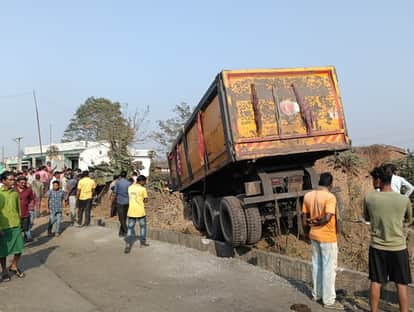Trailer goes out of control and enters house pregnant woman dies villagers block road in Korba