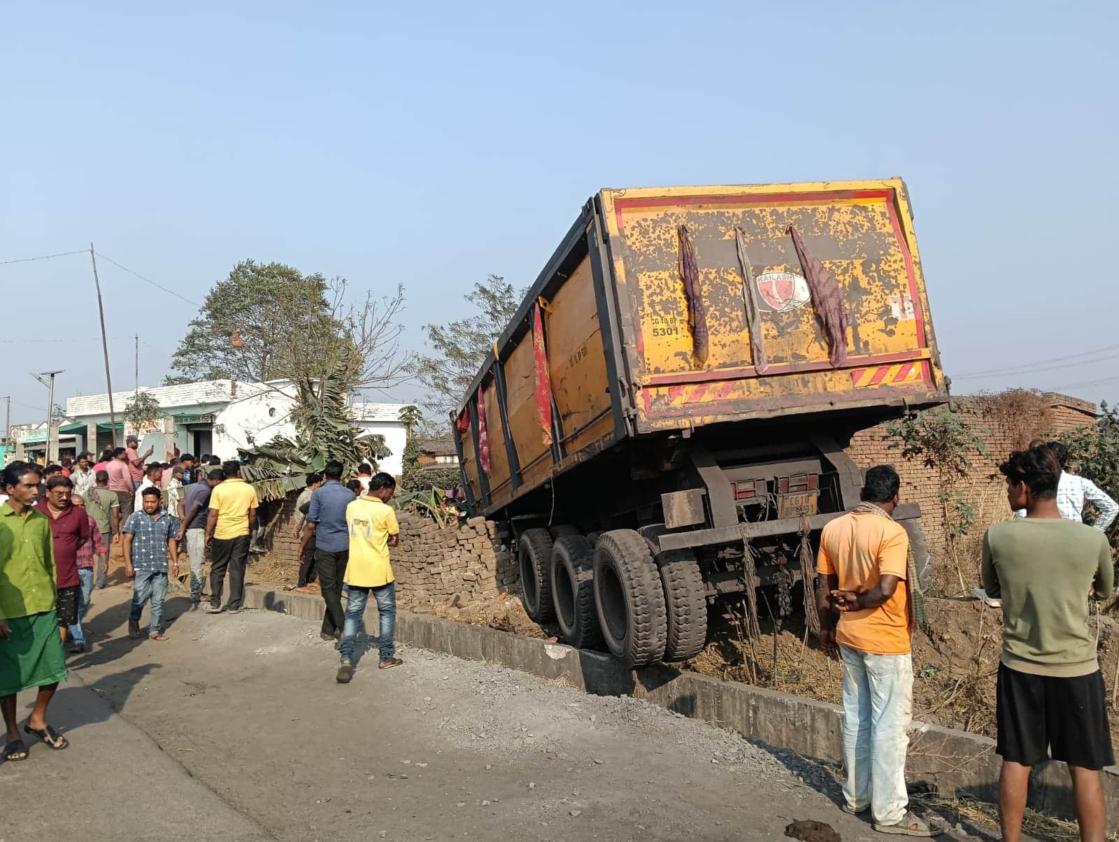 तेज रफ्तार ट्रेलर घर में घुसा