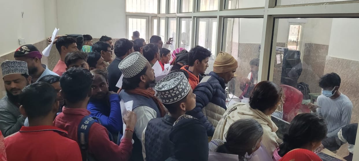 Crowd in the pathology lab of the medical college causes problems for the patients