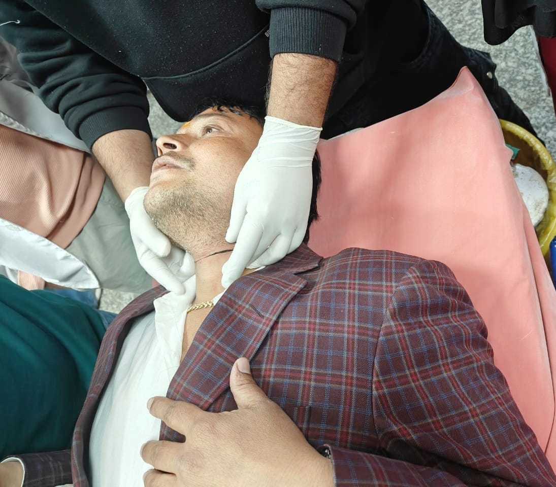 Now in Ashiana, the throat of a young man was slit with a thread.
