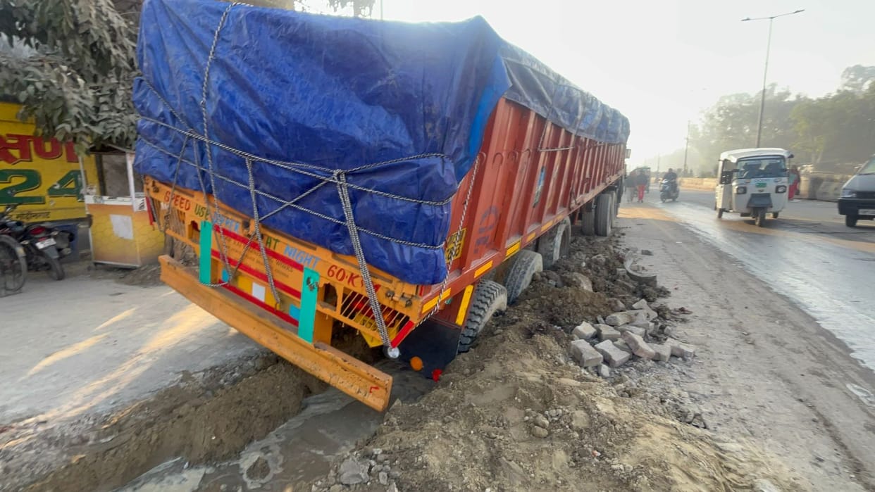 A truck got stuck in a pothole near the Hapur Road railway crossing, causing a traffic jam.