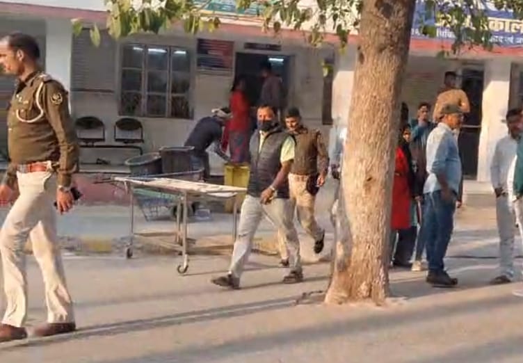 निजी अस्पताल संचालक को गिरफ्तार कर ले जाती पुलिस।