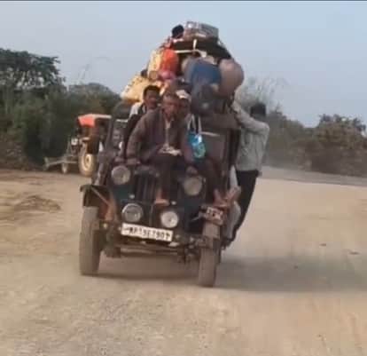 Satna: Youth undertook dangerous journey sijourney on the bonnet and roof of a jeep in Satna, video goes viral