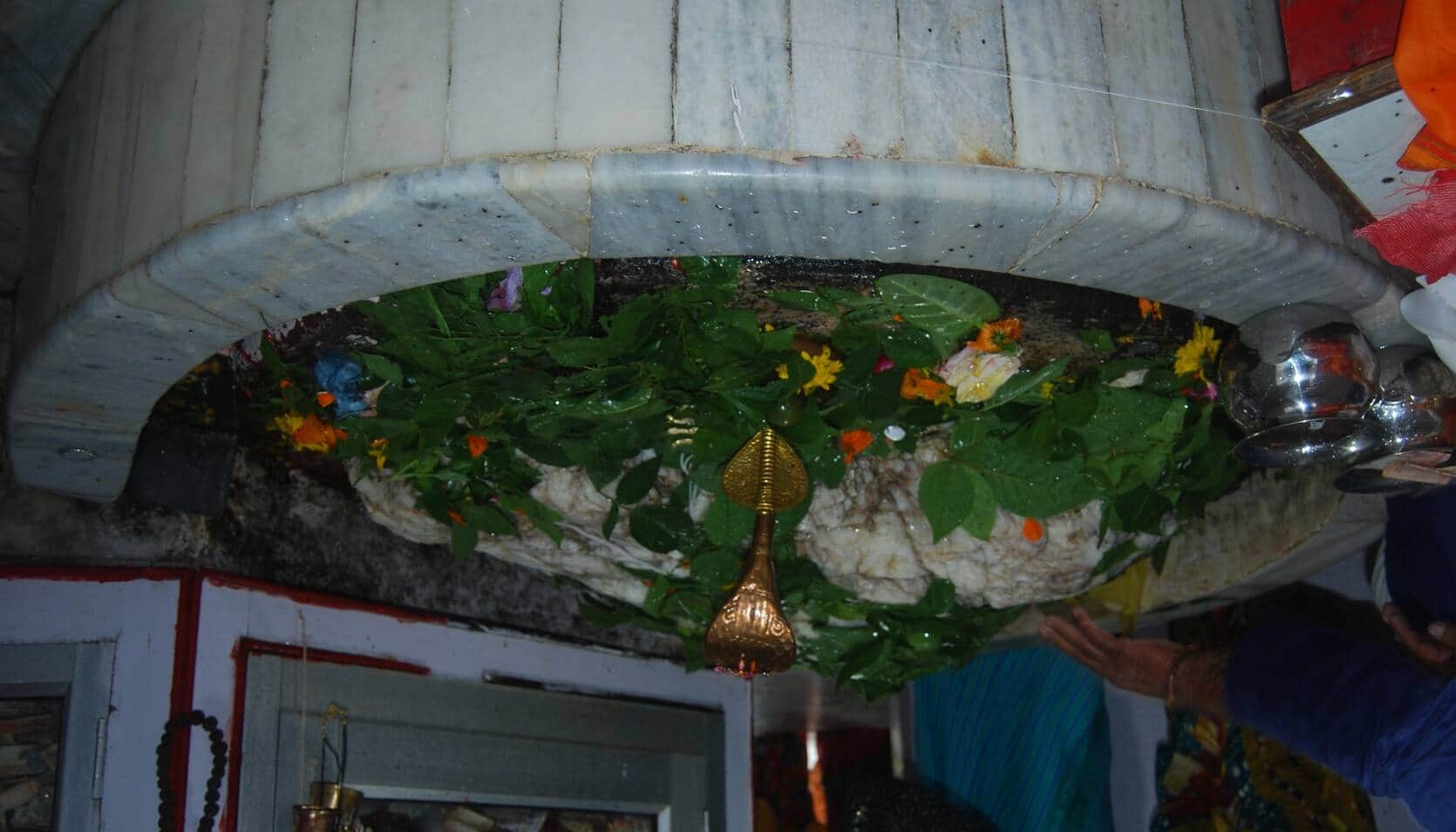 पुंछ जिले में स्थित भगवान शंकर के पावन थाम श्रीबूढ़ा अमरनाथ मंदिर स्थित स्ंवयभू शिवलिंग