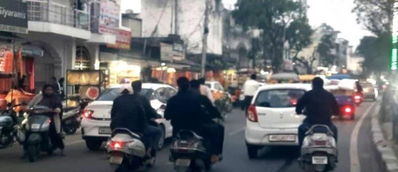 The speed of vehicles in the city slows down at five in the evening