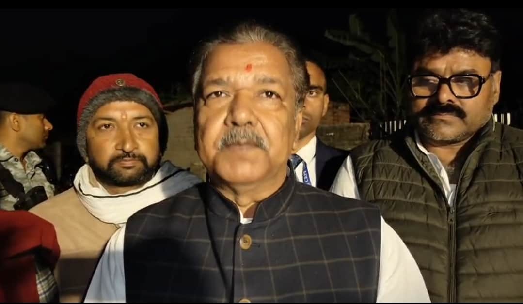 पत्रकारों से बात करते मंत्री दिलीप जायसवाल।