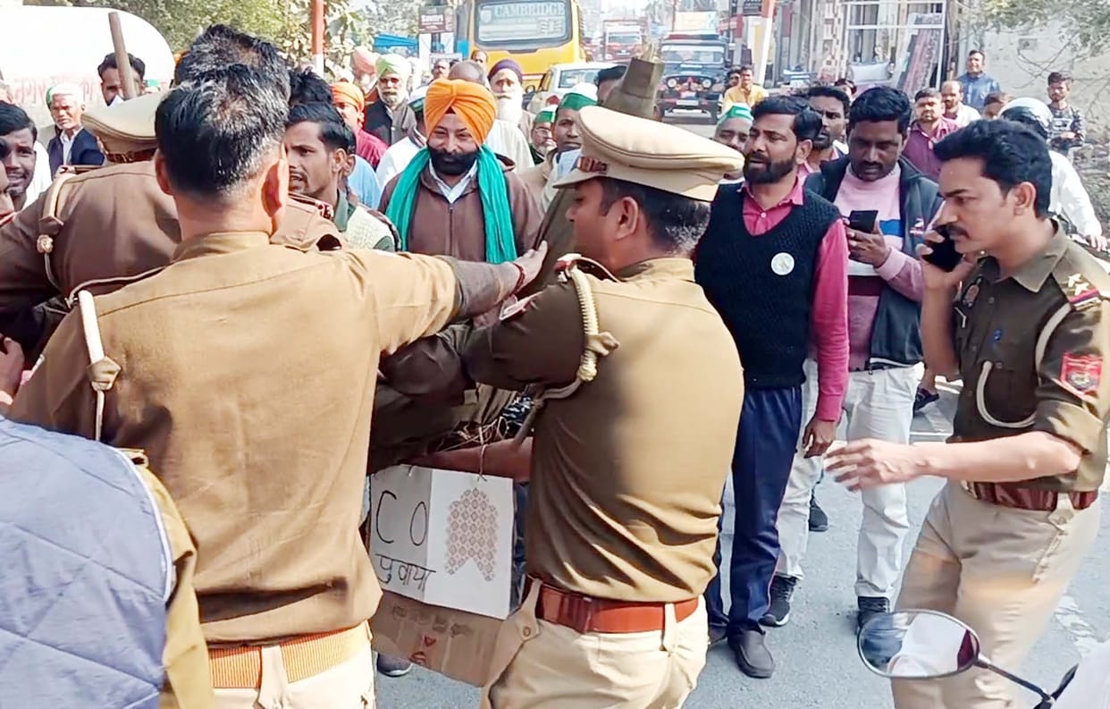 Police snatched effigies from BKU workers, scuffle ensued