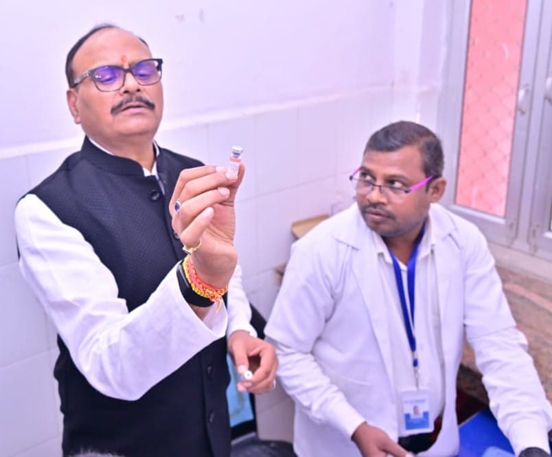 The Deputy CM opened the bathroom door and peeked inside. Seeing the filth, he asked the superintendent why it hadn't been cleaned.