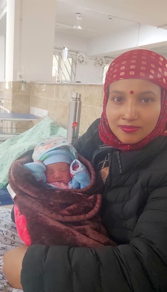 A baby girl's cry echoed in the 108 ambulance at Aut Tunnel