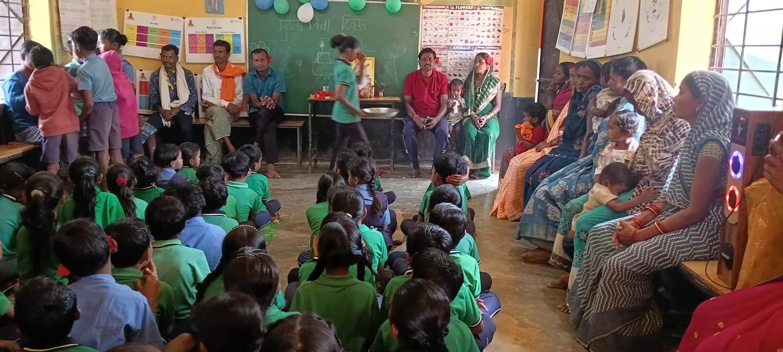 स्कूल में बच्चो के साथ परिजन