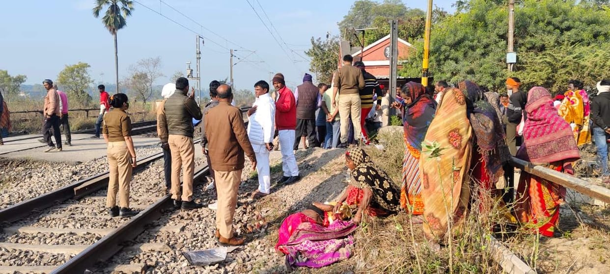 Seven days before the younger daughter's wedding, a railway employee's wife was hit by a train and her elder daughter's right leg was amputated.