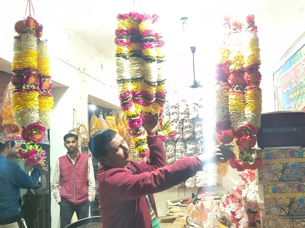 The fragrance of fresh flowers in the wedding instead of artificial ones