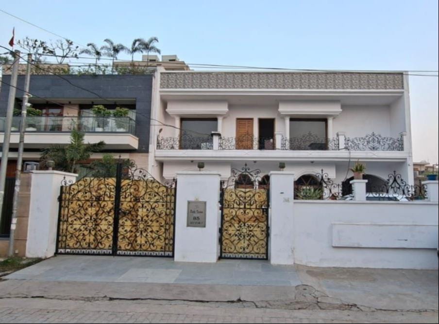 Income Tax Department team from Chandigarh reached Sector 9, searched the house