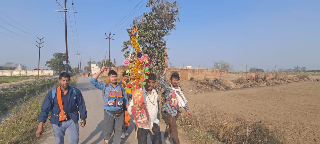 A flood of Shiva devotees gathered, Jalabhishek began