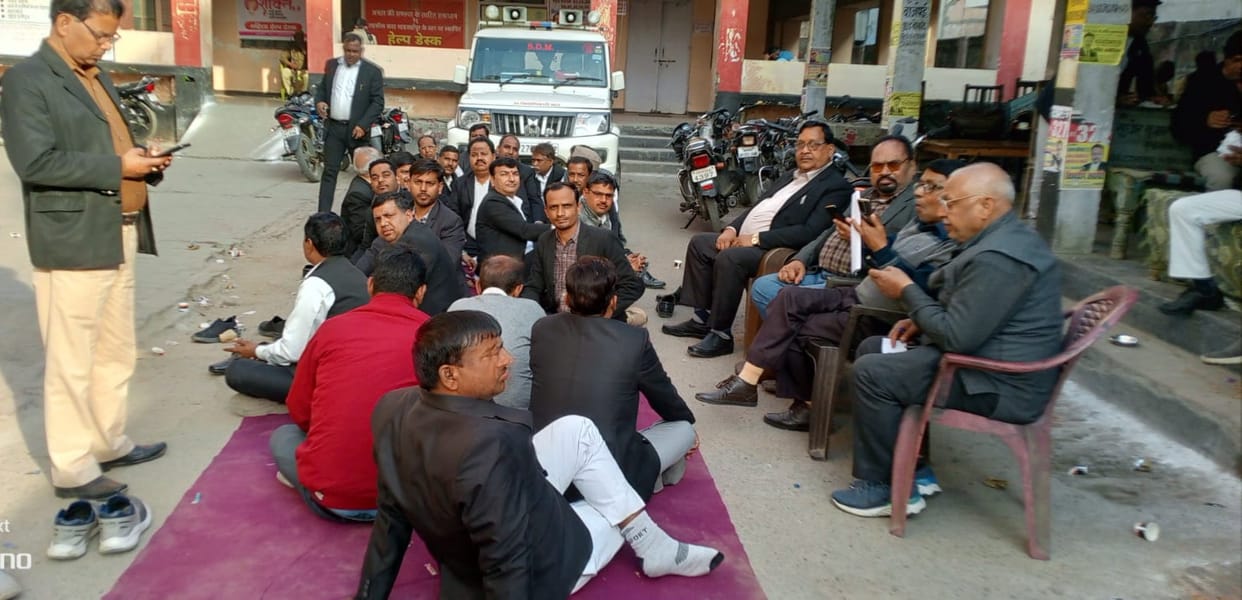 Lawyers got angry due to lack of work in Sadar Tehsil... surrounded the officials.