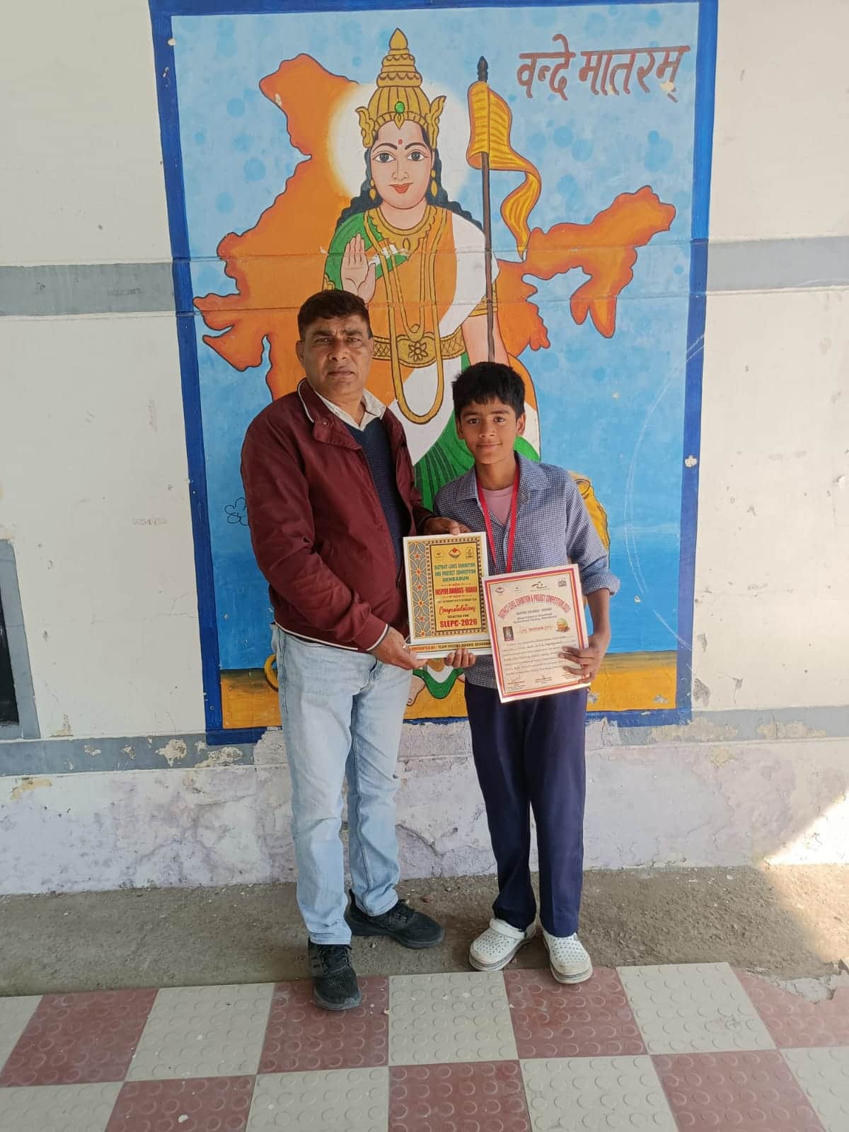 शिक्षक के साथ मौजूद छात्र दिव्यांशू: जागरूक पाठक