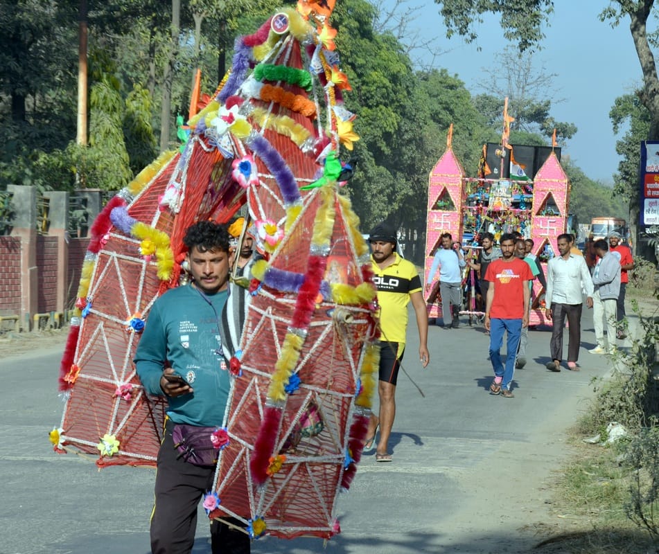 Kanwariyas are moving ahead with the slogans of Bol Bam, Bam-Bam.