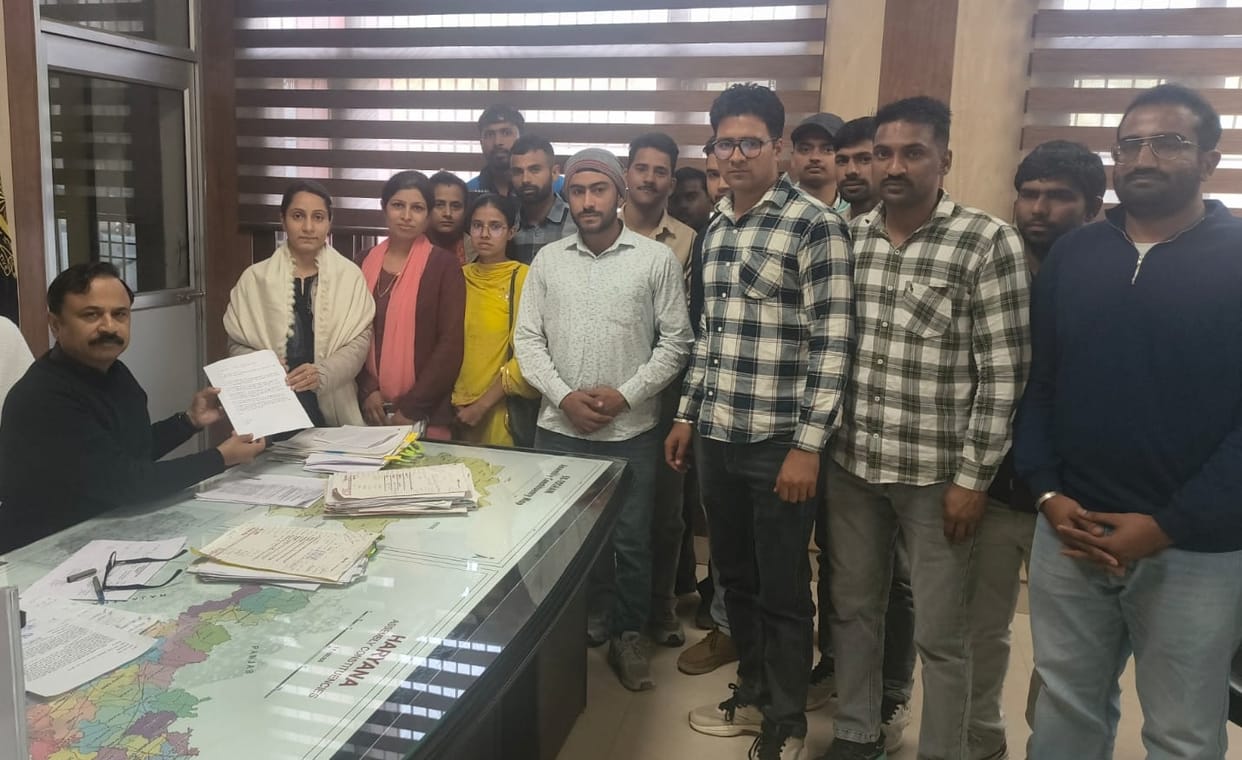 Trainee Patwaris submitted a memorandum to the SDM demanding inclusion of the training period in service period.