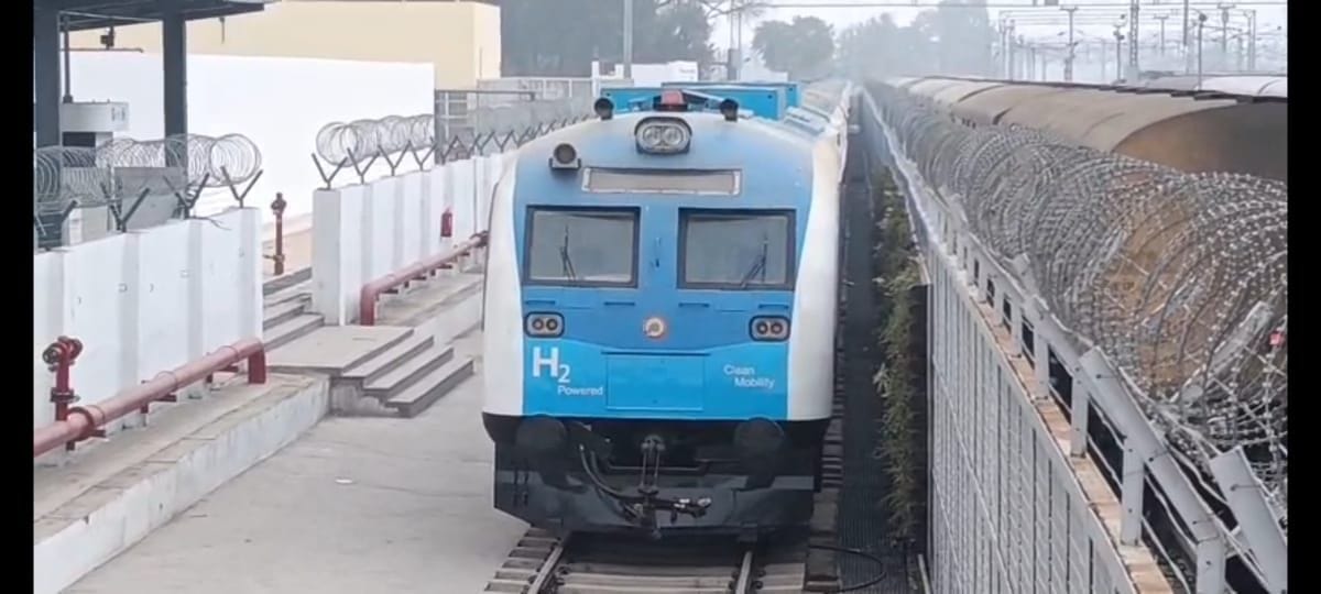 Repairs to the compressor of the hydrogen train plant have begun.