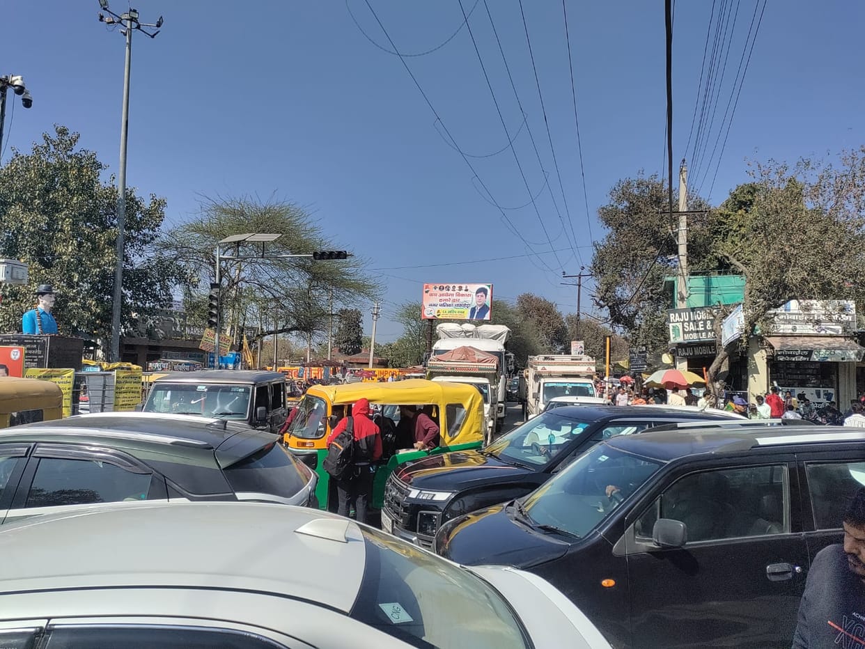 Traffic system collapses, major intersections are jammed daily