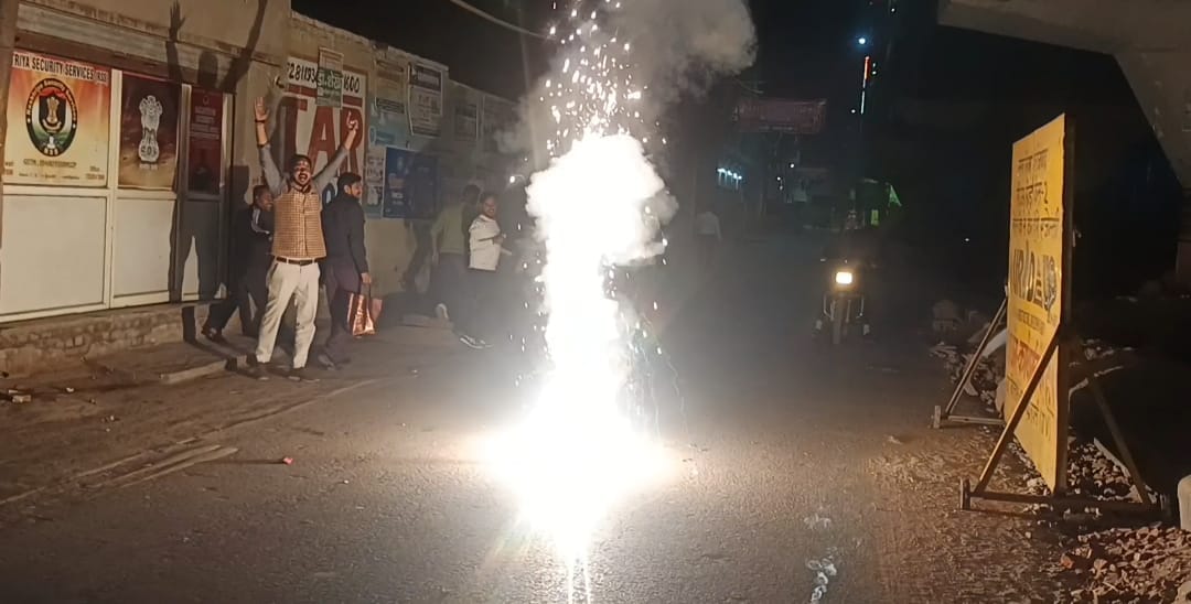 Cricket fans rejoice over Indian team's victory