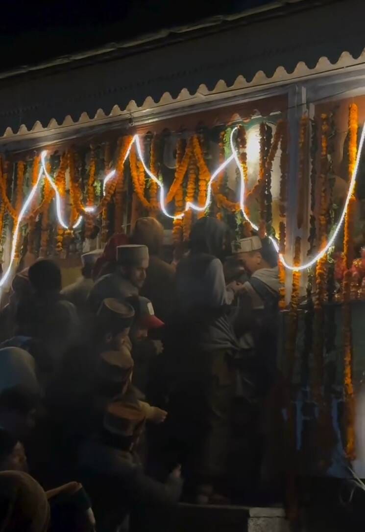 Crowds of devotees throng temples on Mahashivratri