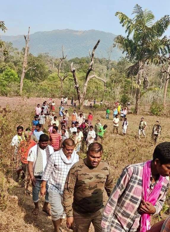 nmdc ke laal pani prabhavit gramo ka doura kar gramino se mile mla