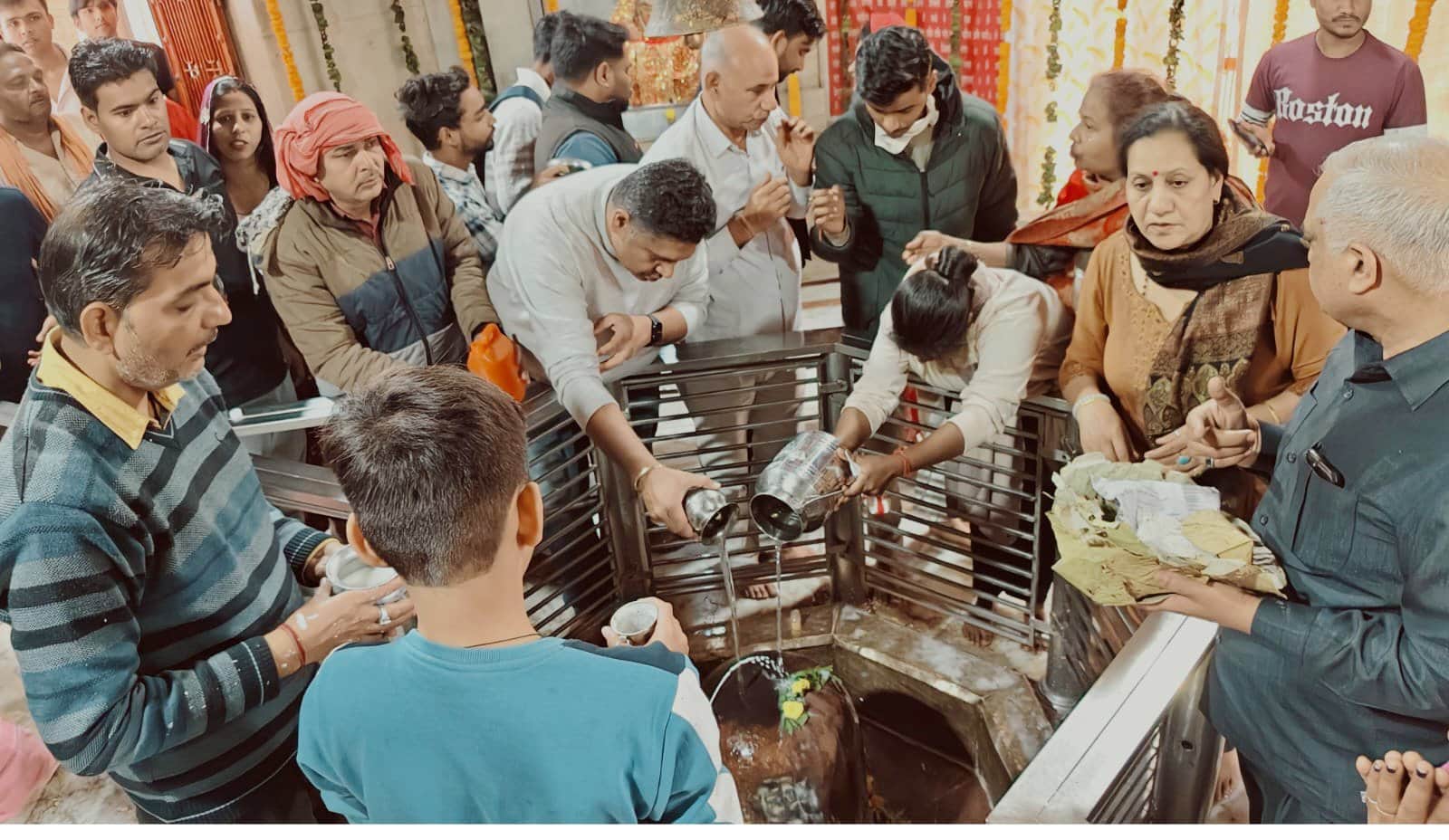 बालैनी के पुरा महादेव मंदिर में जलाभिषेक करते श्रद्धालु। संवाद