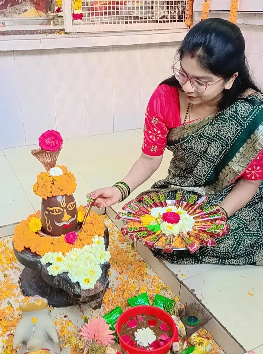 Shivaji's decoration, Shiva temples decorated with flowers and electric lights