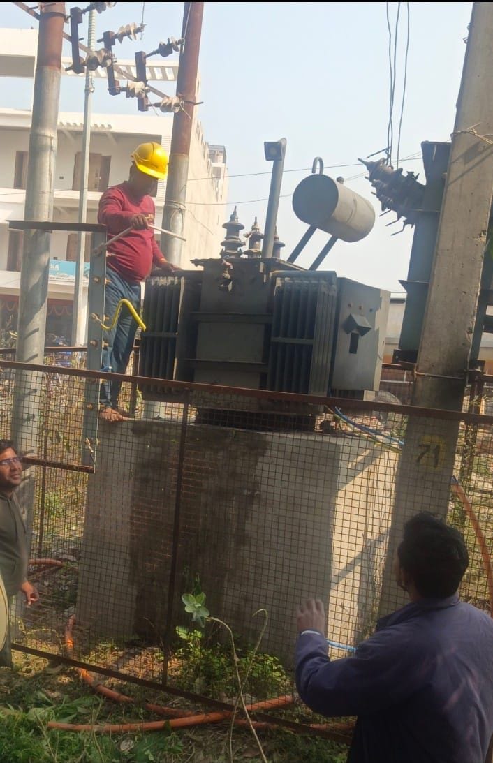 Oil and copper worth lakhs stolen from two transformers along the highway, power outage