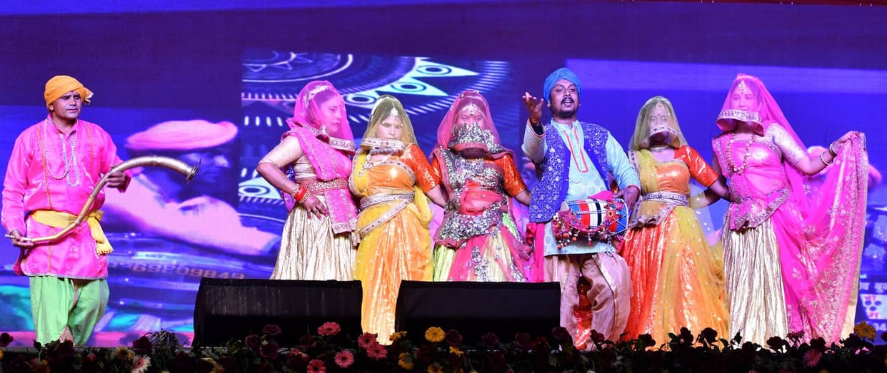 The audience danced to the song 'Saiya Mile Larkaiya Main Ka Karoon'.