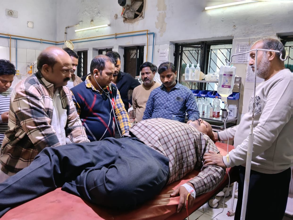Goldsmith, hurt by blackmailing, consumed poison, referred to Kanpur