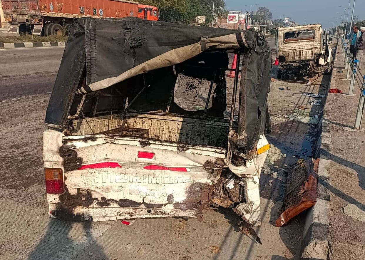 The loader standing on the road was blown to pieces after being hit by a container.