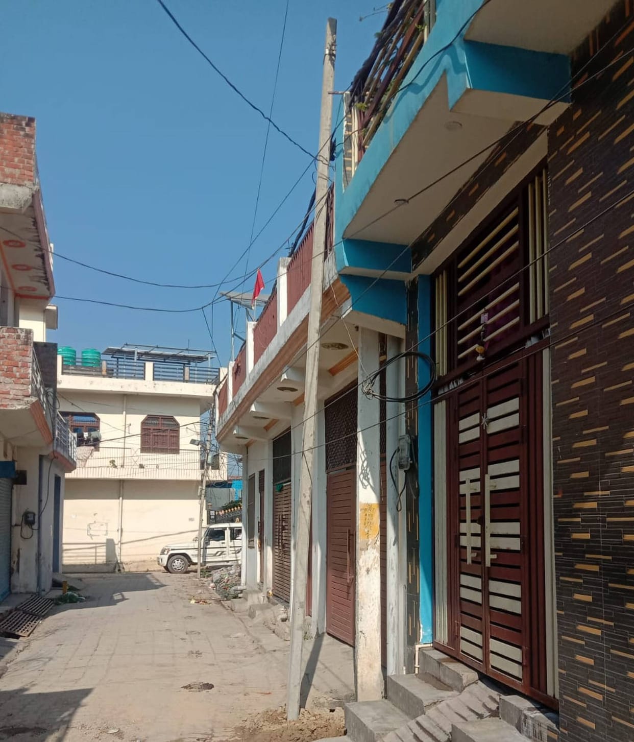 JE forcibly installed electricity pole on the road, anger among the residents