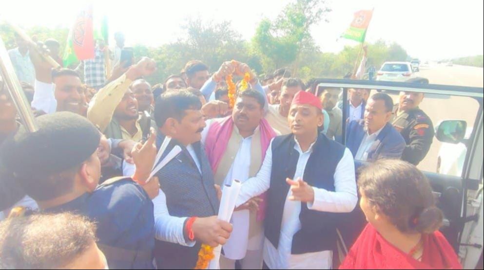Akhilesh Yadav said that the party's policies should be conveyed to the people.