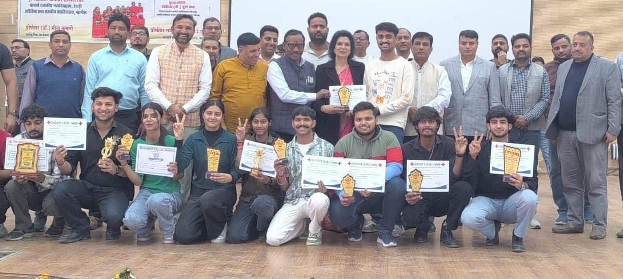 The college team, which returned after winning the overall trophy, was honored.