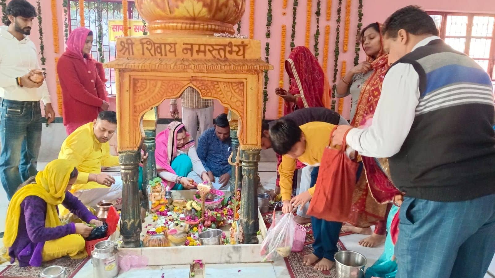 फोटो नंबर-12महाशिवरात्रि पर भगवान शंकर की पूजा-अर्चना कर जलाभिषेक करते श्रद्धालु। संवाद