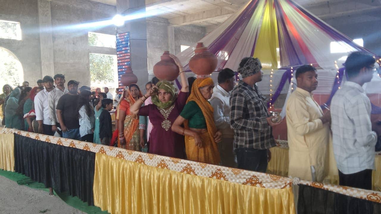 फोटो संख्या:70- मोदाश्रम मंदिर में लगी श्रद्धालुओं की लंबी लाइन--संवाद