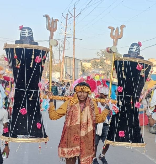 Mahakal sits on the shoulder, the sound of the damru resonates