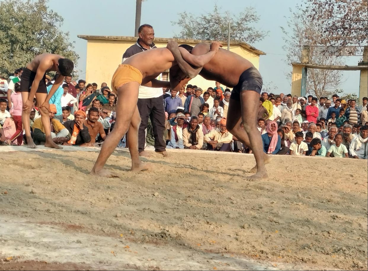 Wrestlers showed their strength in wrestling