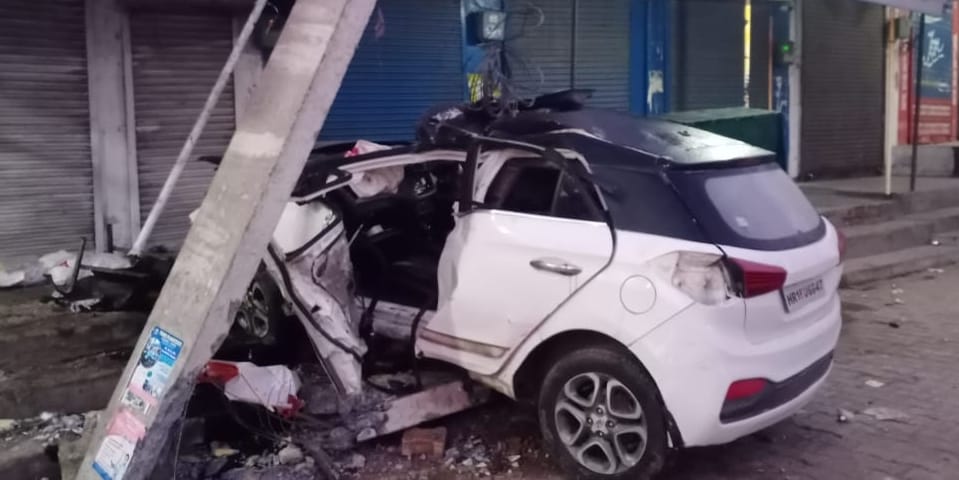 A speeding car collided with an electric pole in Jui, killing one person and injuring two others.