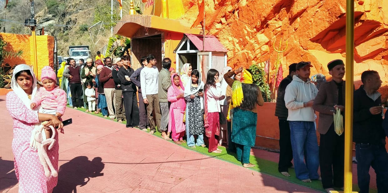 Thousands of devotees offered prayers to Lord Shiva at Unnu Mahadev Jury on the occasion of Mahashivratri