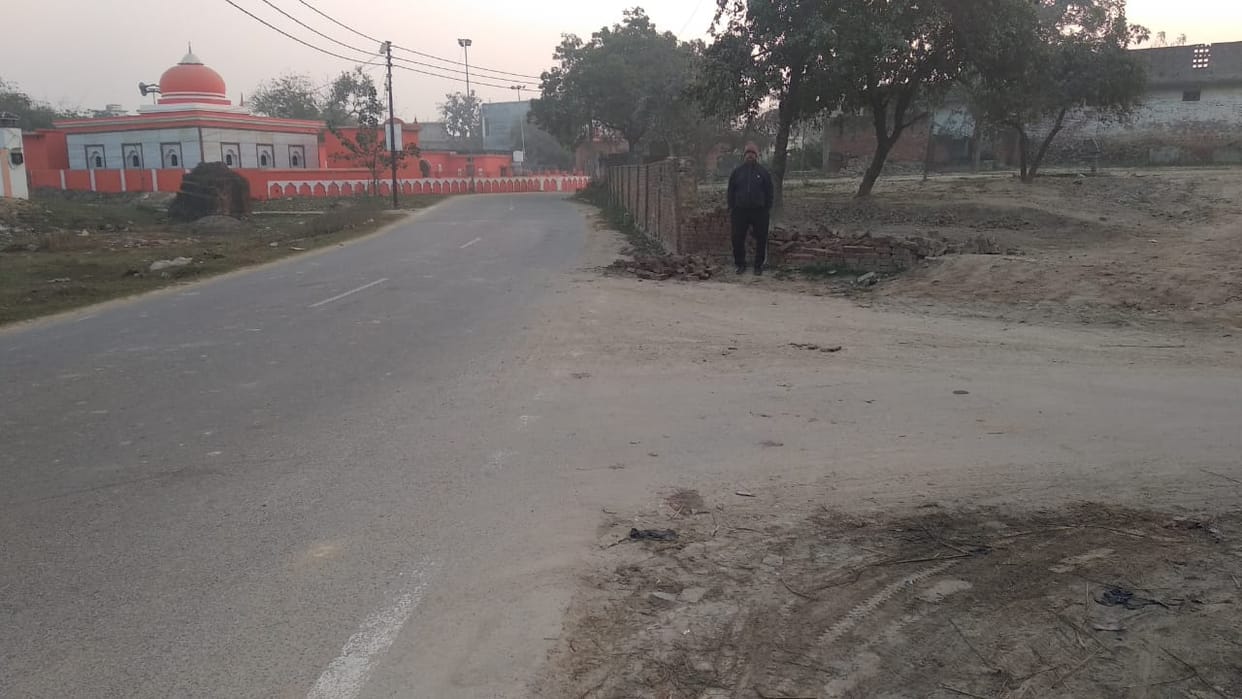 A 7-meter-wide road built at a cost of 33 crore rupees, but even after five years, no security measures are in place.