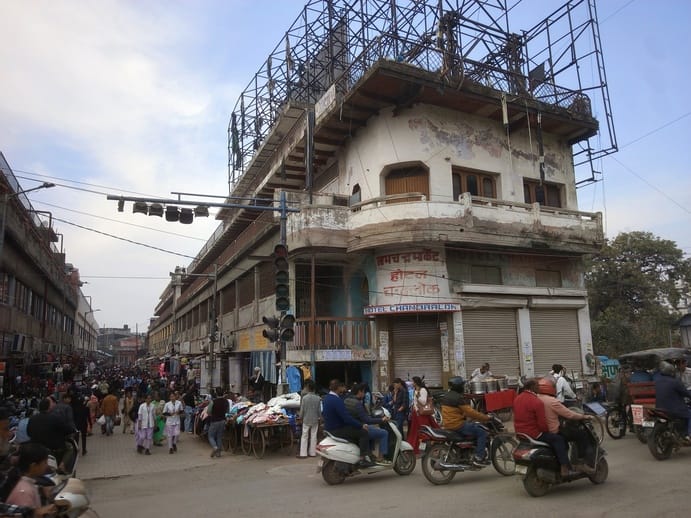 Illegal constructions standing on the road in Raja Mandi market will be demolished