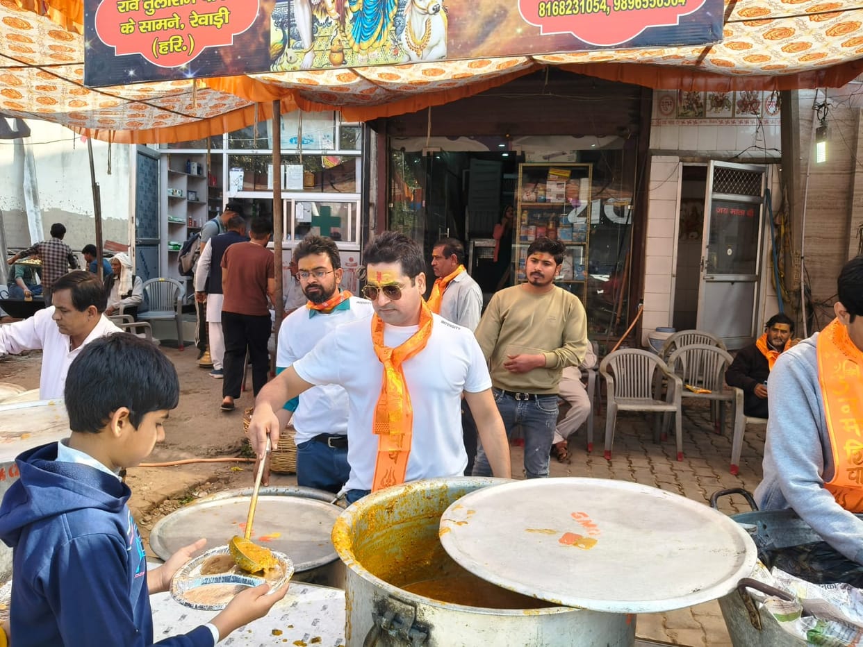 Mahakal Seva Sanstha organized a feast.