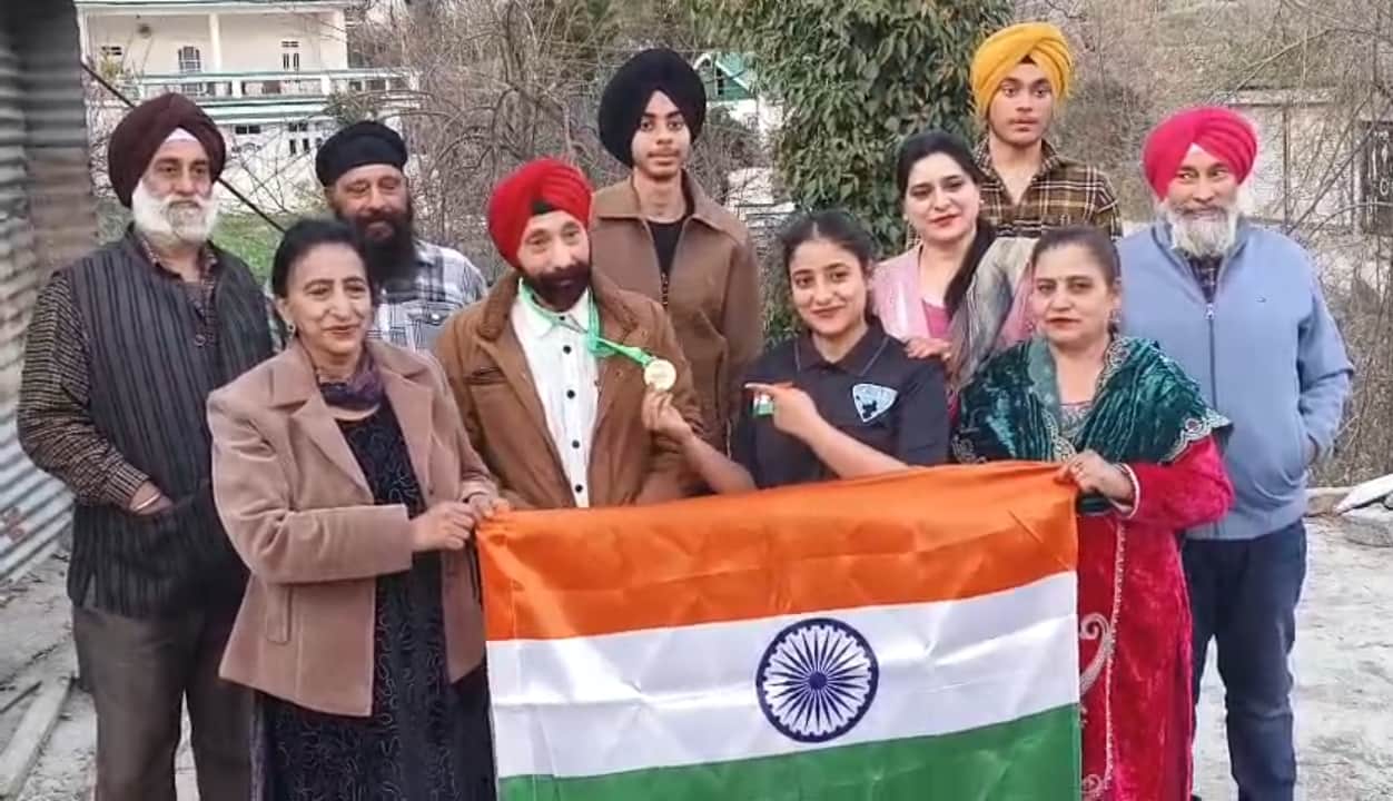 पुंछ की अभिलव कौर का एशिया खेलों में लैक्रोस में स्वर्ण पदक जीत कर घर लोटने पर स्वागत करते पर