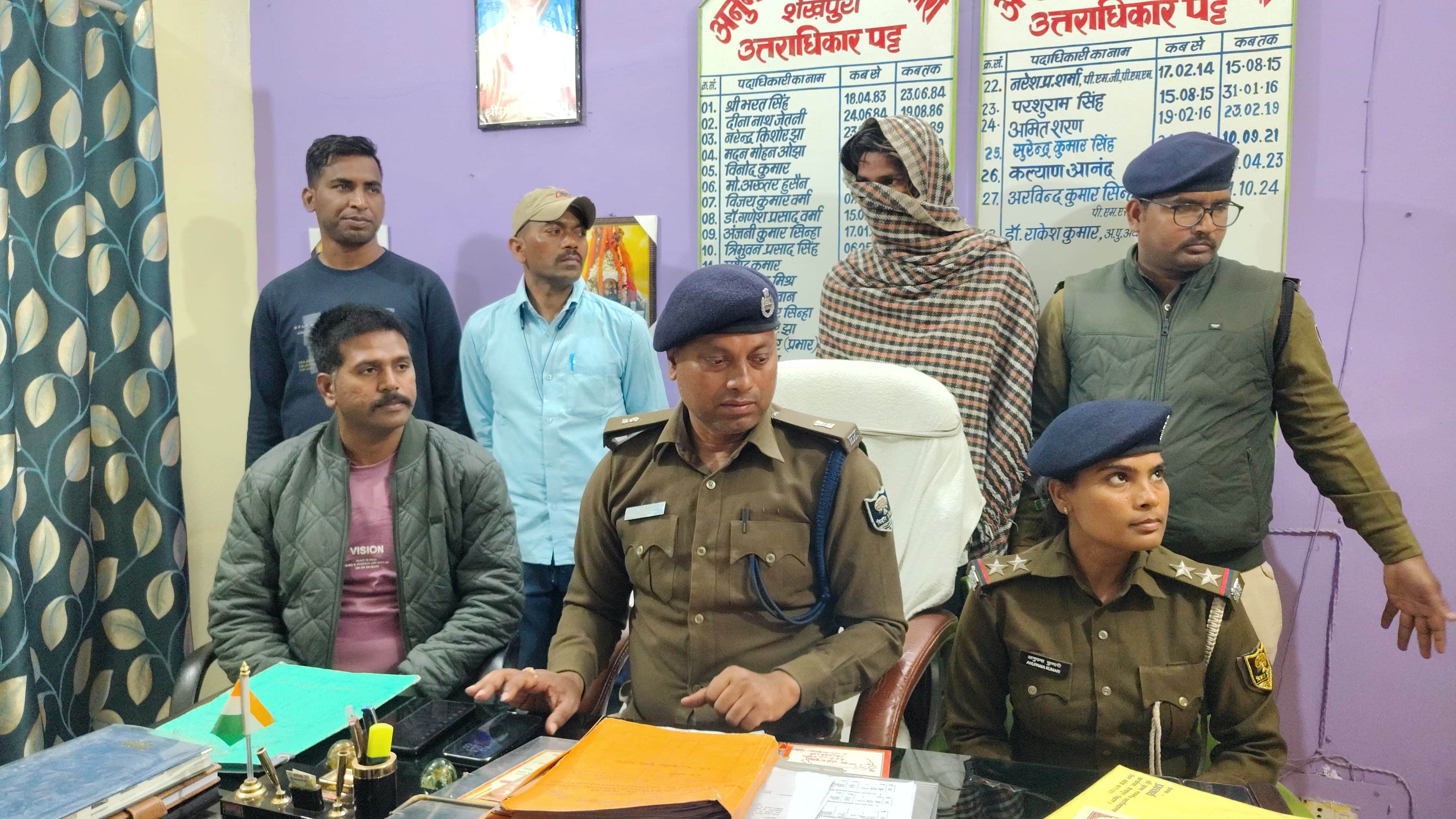 प्रेस वार्ता करते एसडीपीओ