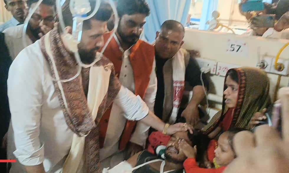 पीड़ितों से मिलते मंत्री चिराग पासवान